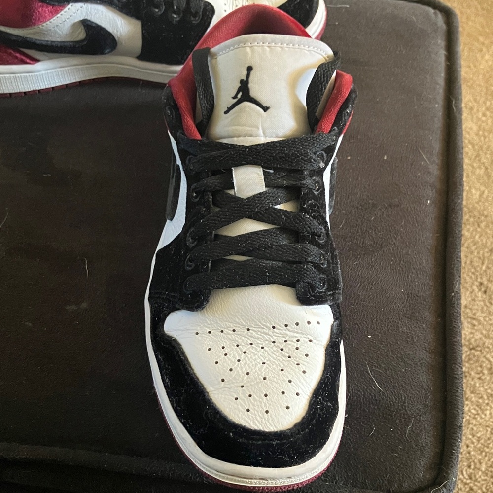 Air Jordan 1 Women’s Low SE “Velvet Black Toe” - Picture 7 of 12